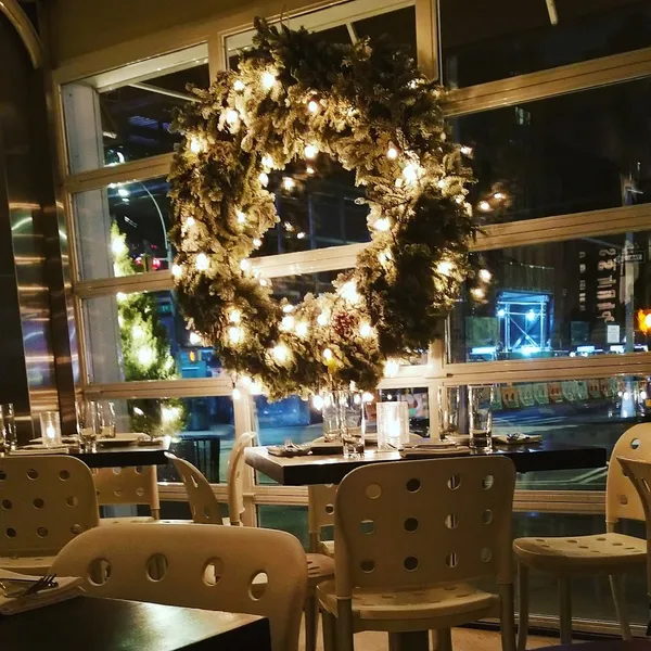 Dining ambiance of restaurant Cafeteria 4