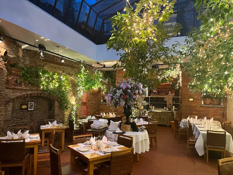 Dining ambiance of restaurant IL Cortile 1