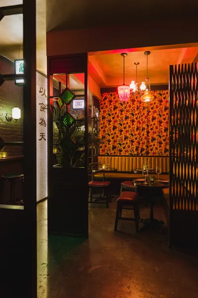 Dining ambiance of restaurant Ye's Apothecary 夜莺 1