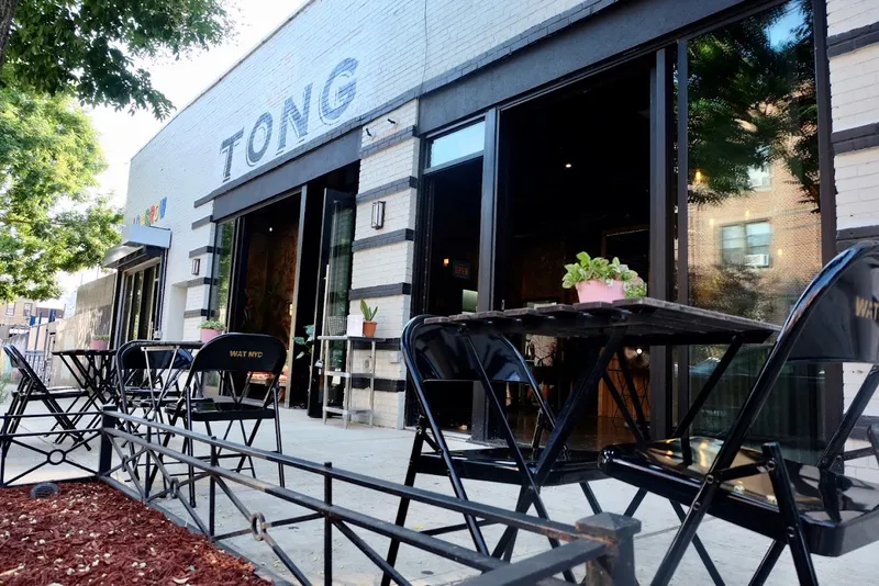 Dining ambiance of restaurant Tong 1