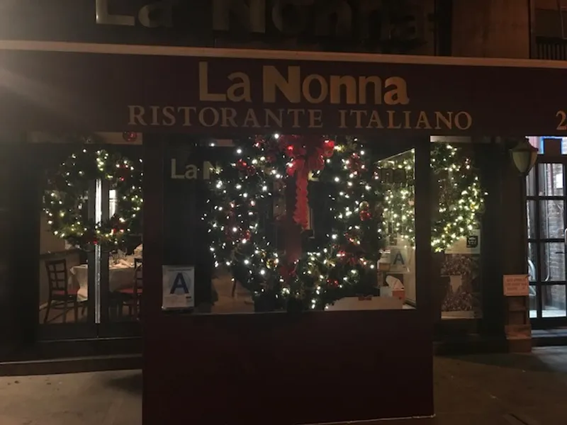 Dining ambiance of restaurant La Nonna 3