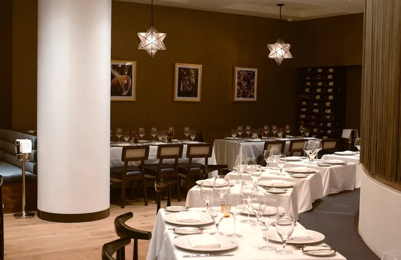 Dining ambiance of restaurant Allora Fifth Ave 3