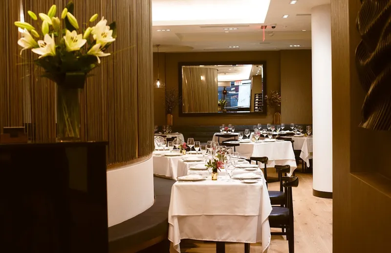 Dining ambiance of restaurant Allora Fifth Ave 4