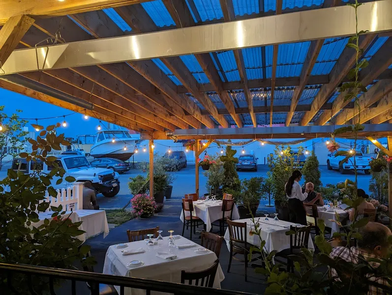 Dining ambiance of restaurant Fiore Di Mare 4