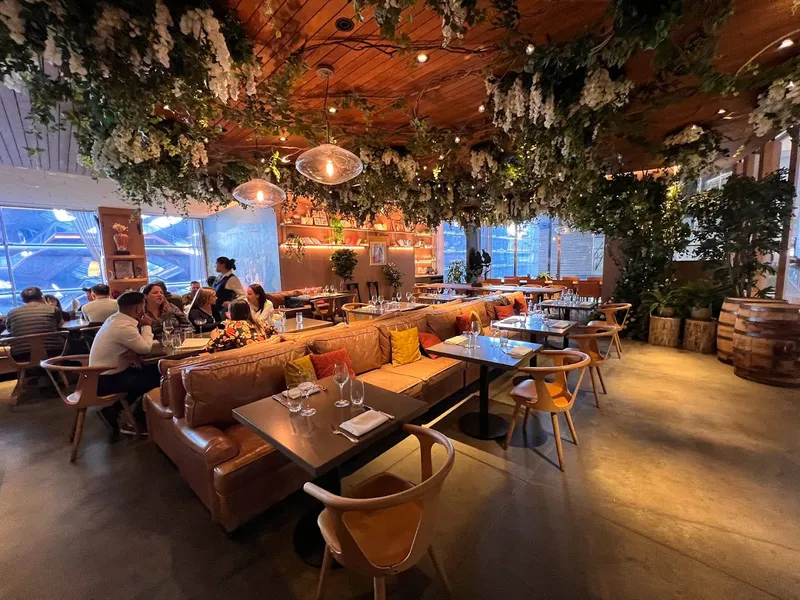 Dining ambiance of restaurant queensyard 3