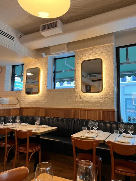 Dining ambiance of restaurant La Pecora Bianca Meatpacking 3