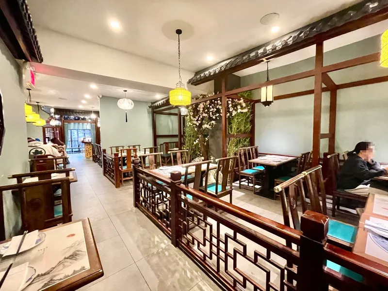 Dining ambiance of restaurant Chow House 德悦轩 2