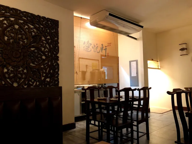 Dining ambiance of restaurant Chow House 德悦轩 4