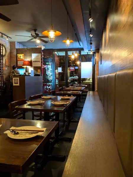 Dining ambiance of restaurant Hunan Bistro 1