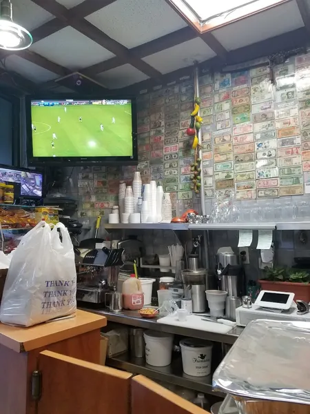 Dining ambiance of restaurant La Cabaña Salvadoreña 3