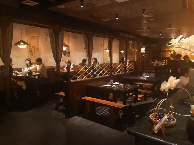 Dining ambiance of restaurant Mountain House Flushing 川山甲 3