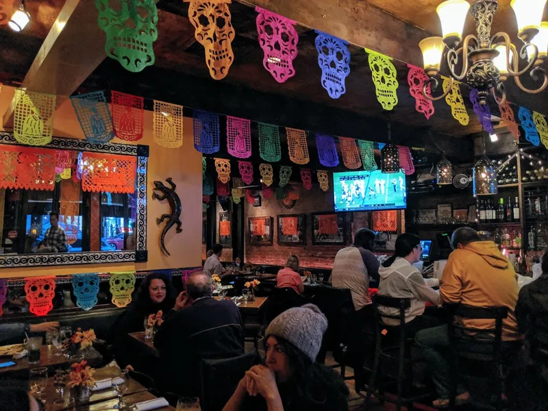 Dining ambiance of restaurant Móle Mexican Bar & Grill - Upper East Side 3