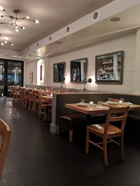 Dining ambiance of restaurant Houseman 4