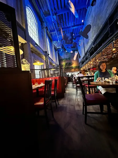 Dining ambiance of restaurant Burger & Lobster Bryant Park 1