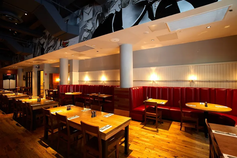 Dining ambiance of restaurant Burger & Lobster Flatiron 1