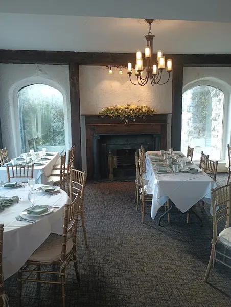 Dining ambiance of restaurant Beardslee Castle 1