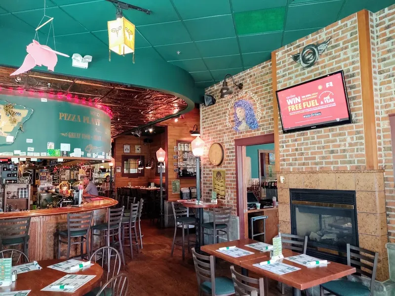 Dining ambiance of restaurant Pizza Plant Italian Pub - Williamsville 3