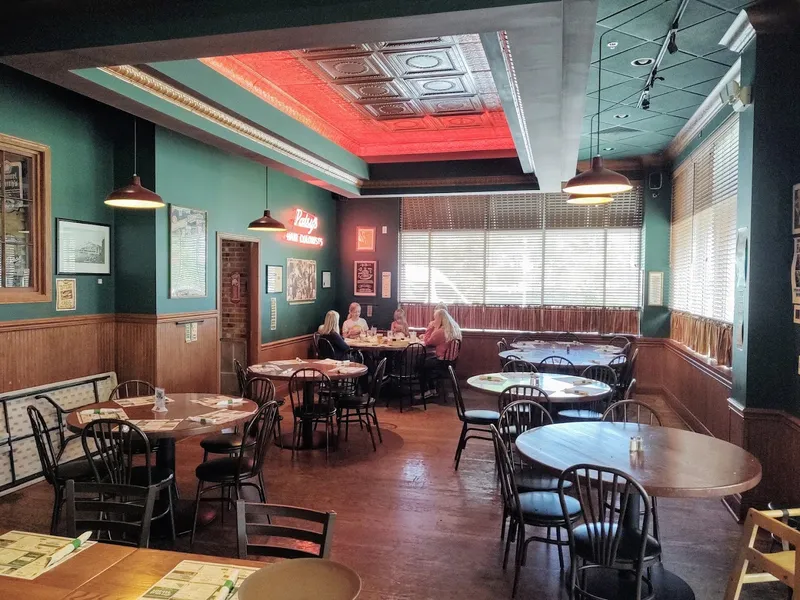 Dining ambiance of restaurant Pizza Plant Italian Pub - Williamsville 4