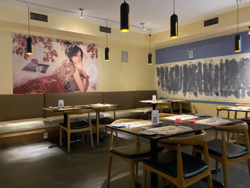 Dining ambiance of restaurant Teton Kitchen Elmwood . Asian Tapas , Bar & Sushi 3