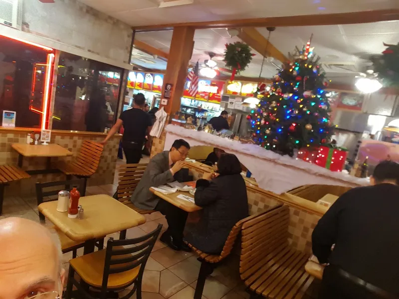 Dining ambiance of restaurant Fontana Famous Pizza & Gyro 4