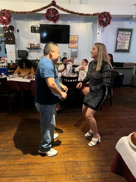 Dining ambiance of restaurant Cinco de Mayo Bayside 3