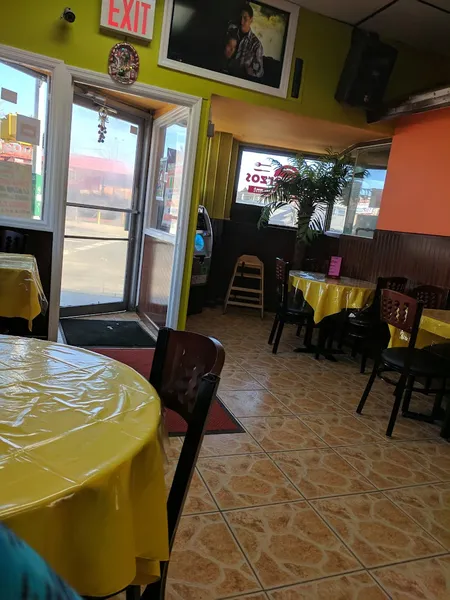 Dining ambiance of restaurant Los Almuerzos Mexicanos 2