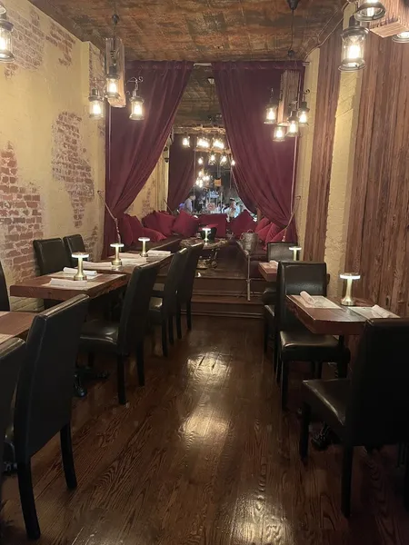 Dining ambiance of restaurant Los Dos Hermanos 1