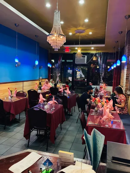 Dining ambiance of restaurant Indian Curry Heights 1