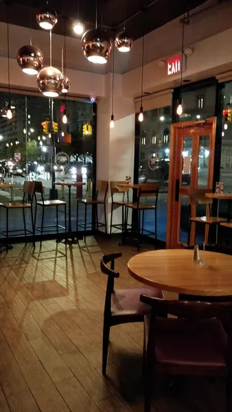 Dining ambiance of restaurant Brooklyn Bridge Bistro 4