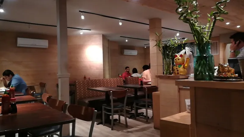 Dining ambiance of restaurant Han Noodle Bar 3