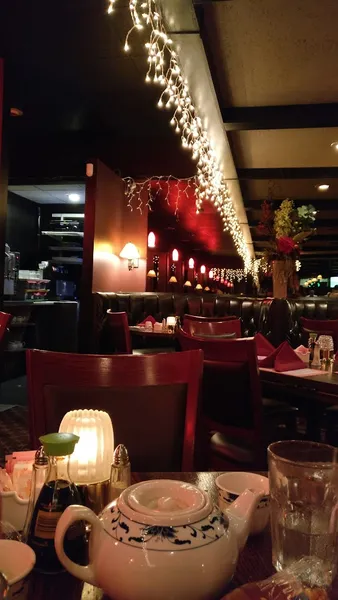 Dining ambiance of restaurant Chen Garden 5