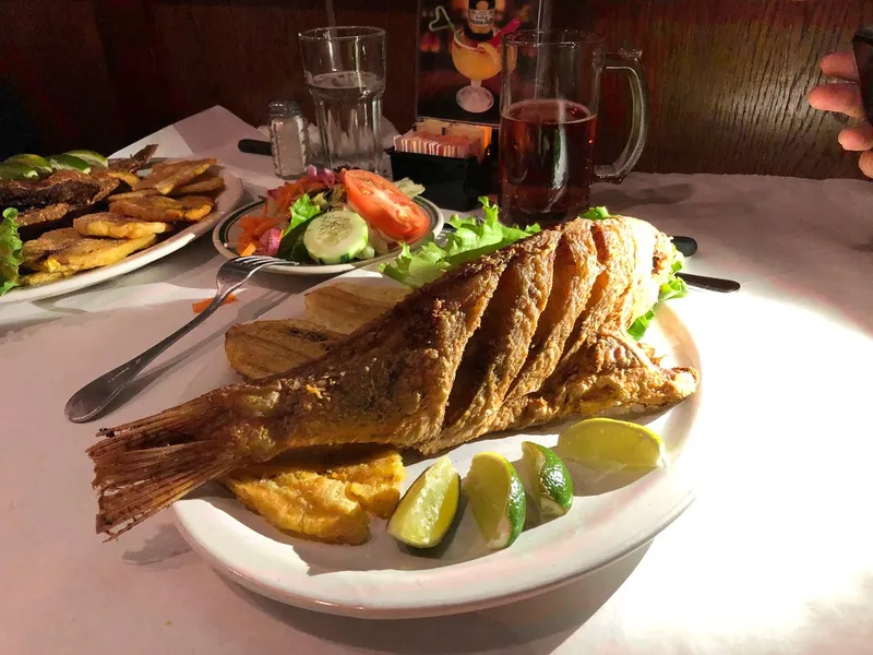 Pescado Frito La Pequeña Colombia