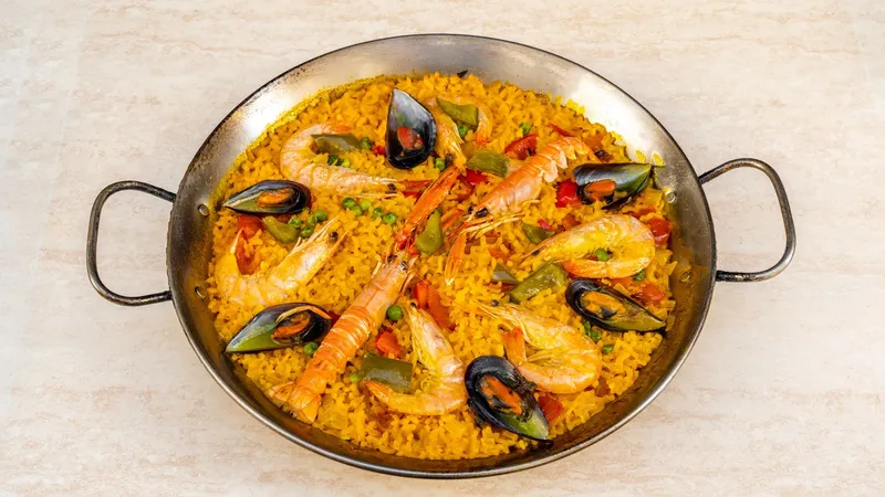 Paella Valenciana Maravillas Bar & Grill