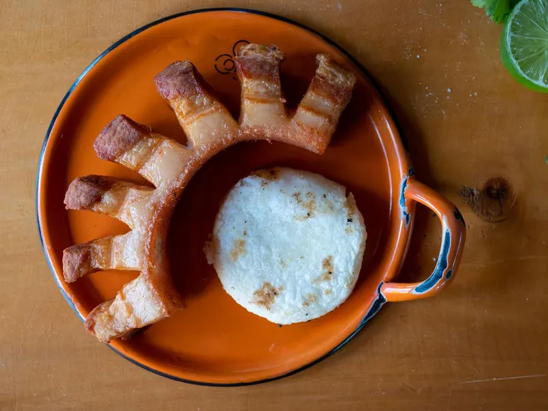 Chicharrón Arepa Caraotas