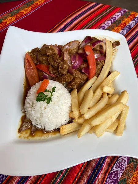 Lomo Saltado Sabor Peruano