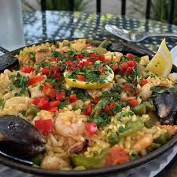 Paella Valenciana Lola's