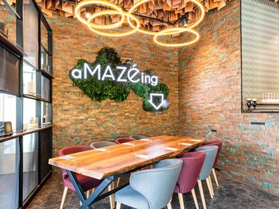 Mazé Mazé Restaurant Bar Cafe