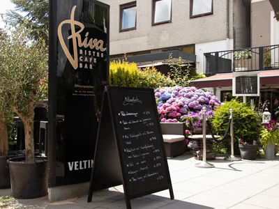 Riva Bistro, Bar, Café
