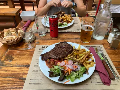 Restaurant La Grotte Des Tunnels