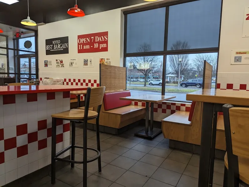 Dining ambiance Five Guys 1