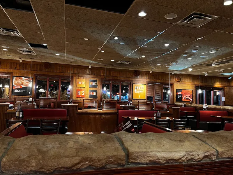 Dining ambiance Smokey Bones Colonie 1