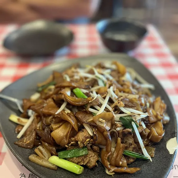 Beef Chow Fun with Sauce HAPPY GARDEN BAYSIDE