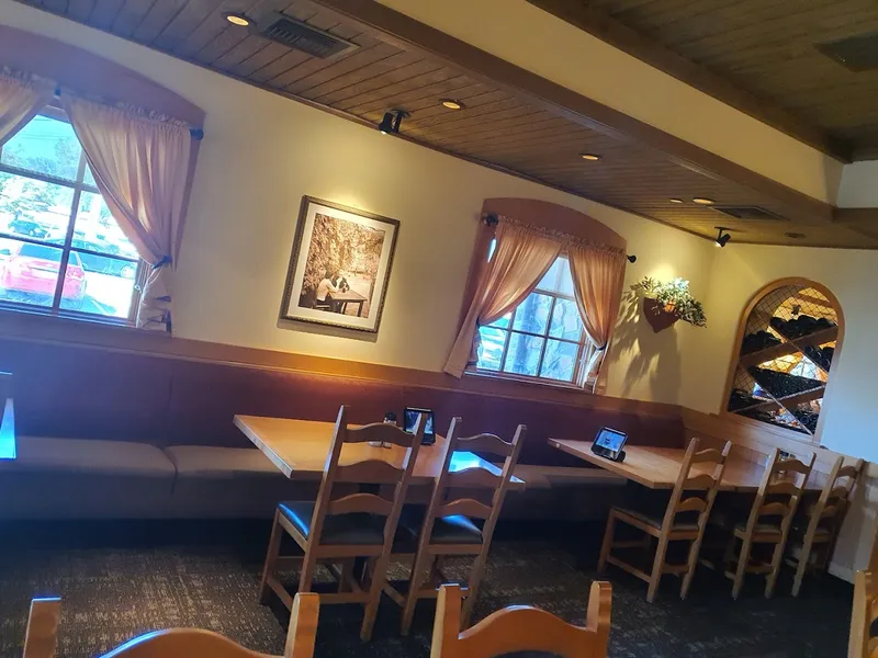 Dining ambiance Olive Garden Italian Restaurant 3