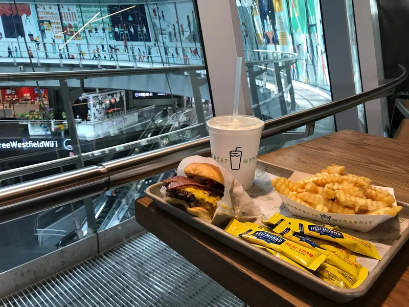 Dining ambiance Shake Shack Fulton Transit CTR - Manhattan 1