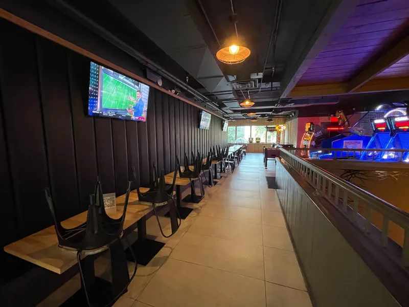 Vibe Gamehaus New York - Sports Bar, Beer Hall, Food & Games 2