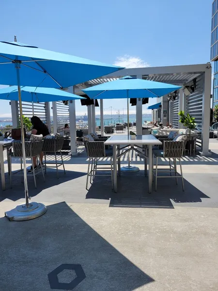 Vibe Harbor & Sky Rooftop Bar and Lounge 2