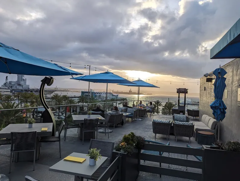 Vibe Harbor & Sky Rooftop Bar and Lounge 3